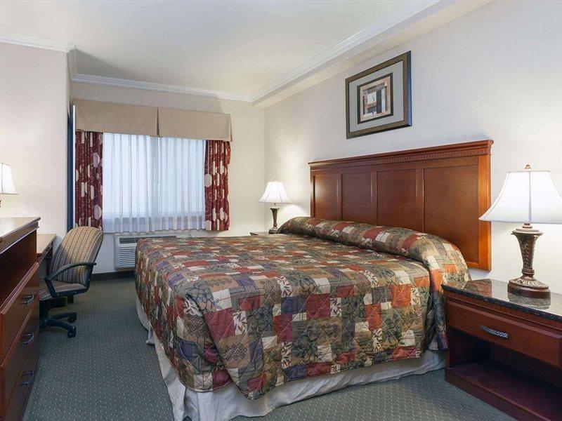 Howard Johnson By Wyndham Bakersfield Exterior foto