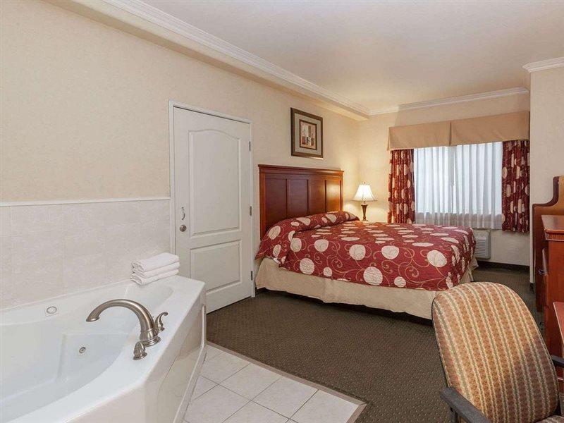 Howard Johnson By Wyndham Bakersfield Exterior foto