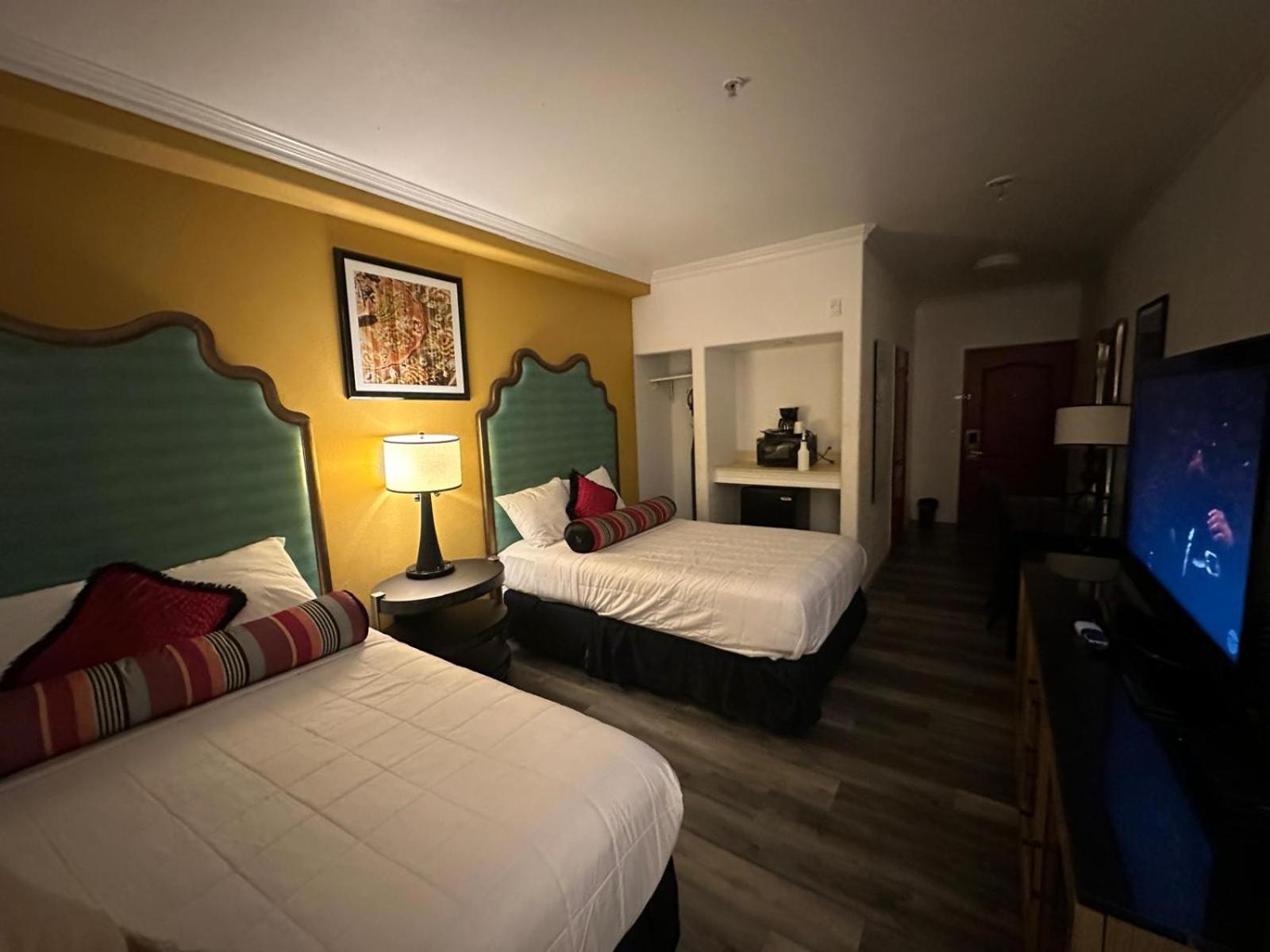 Howard Johnson By Wyndham Bakersfield Exterior foto